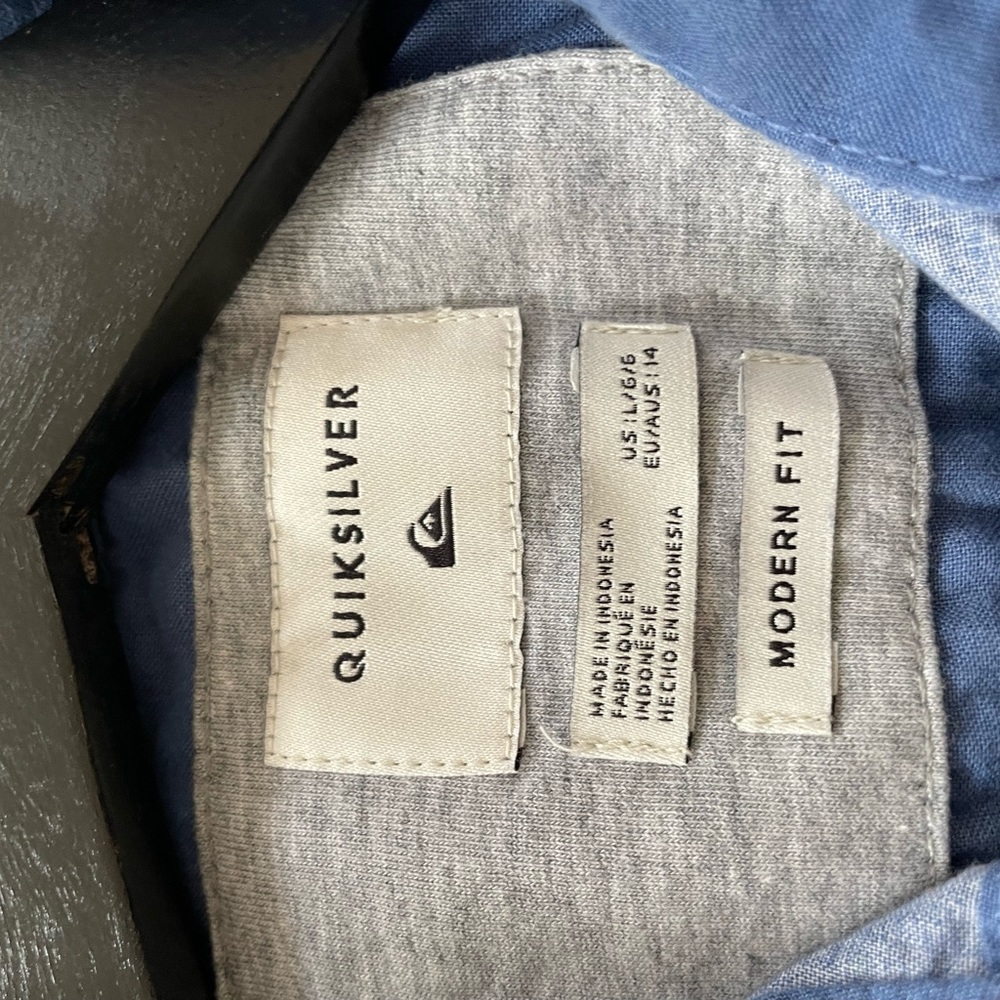Button down - Picture 2 of 3